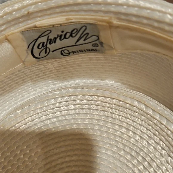 BEAUTIFUL VINTAGE CAPRICE HAT WITH BOW AND VEIL AND A STICK PIN. - Picture 8 of 10